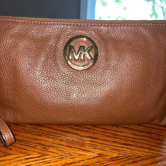 Michael Kors Genuine Leather wristlet - EUC - Picture 3 of 9